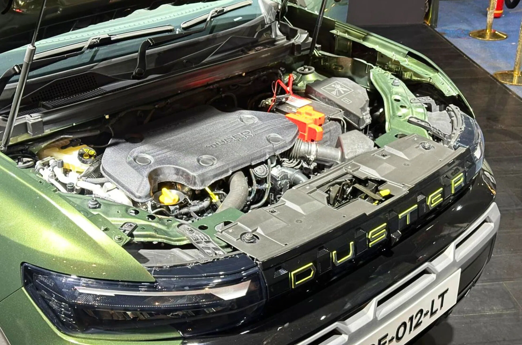 New Renault Duster Engine options and features hybrid engine and turbo petrol engine on Carbae the new car buying platfrom